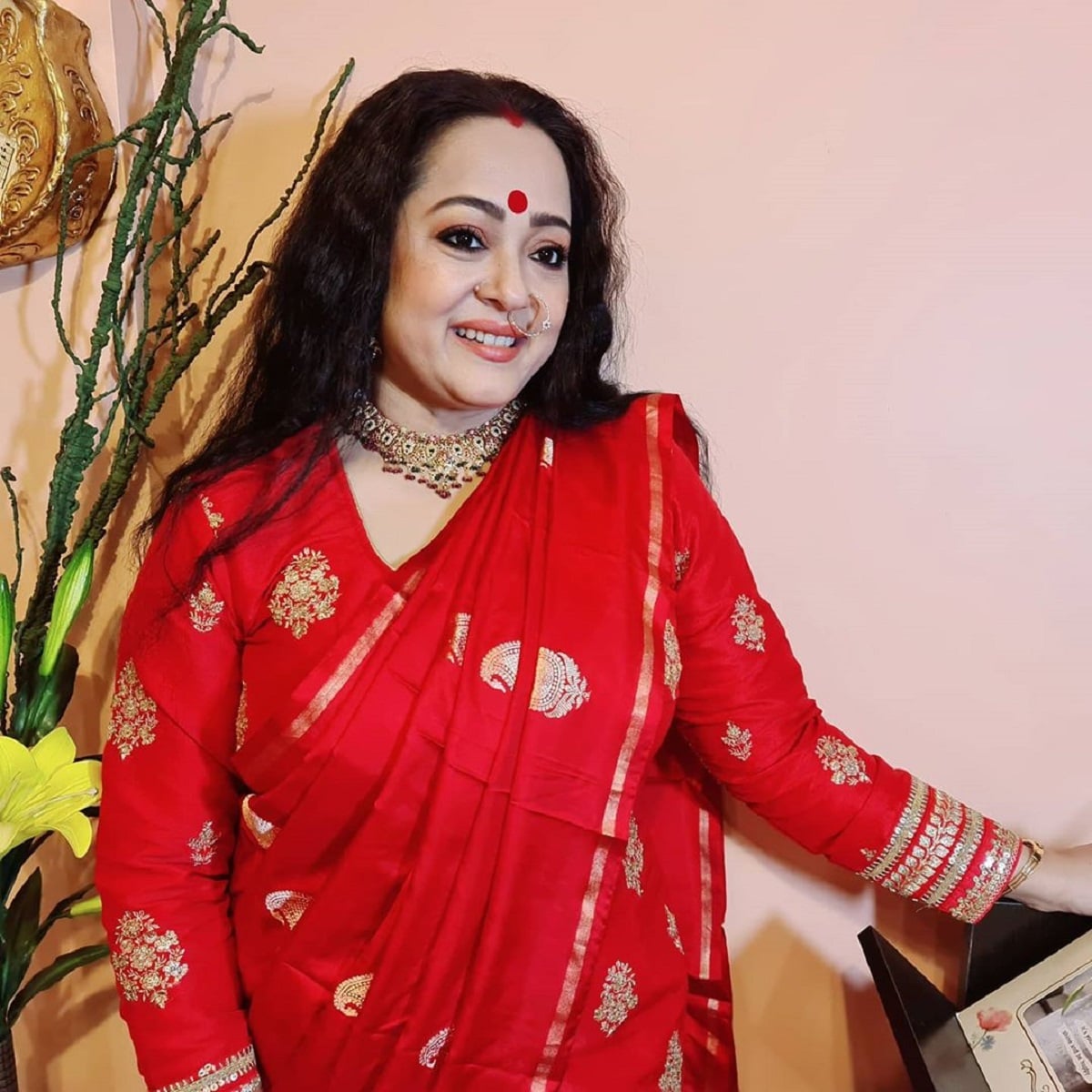 •অভিনেত্রীর শাশুড়ি, ননদ, খুড় শ্বশুর, বাড়ির মোট চার জন সদস্য করোনা আক্রান্ত ছিলেন। তবে শারীরিক অবস্থা স্থিতিশীল হওয়ায় বাড়িতেই ছিলেন সকলে। তবে সেরকম কোনও শারীরিক কষ্ট ছিল না অভিনেত্রীরও। •অভিনেত্রীর শাশুড়ি, ননদ, খুড় শ্বশুর, বাড়ির মোট চার জন সদস্য করোনা আক্রান্ত ছিলেন। তবে শারীরিক অবস্থা স্থিতিশীল হওয়ায় বাড়িতেই ছিলেন সকলে। তবে সেরকম কোনও শারীরিক কষ্ট ছিল না অভিনেত্রীরও।