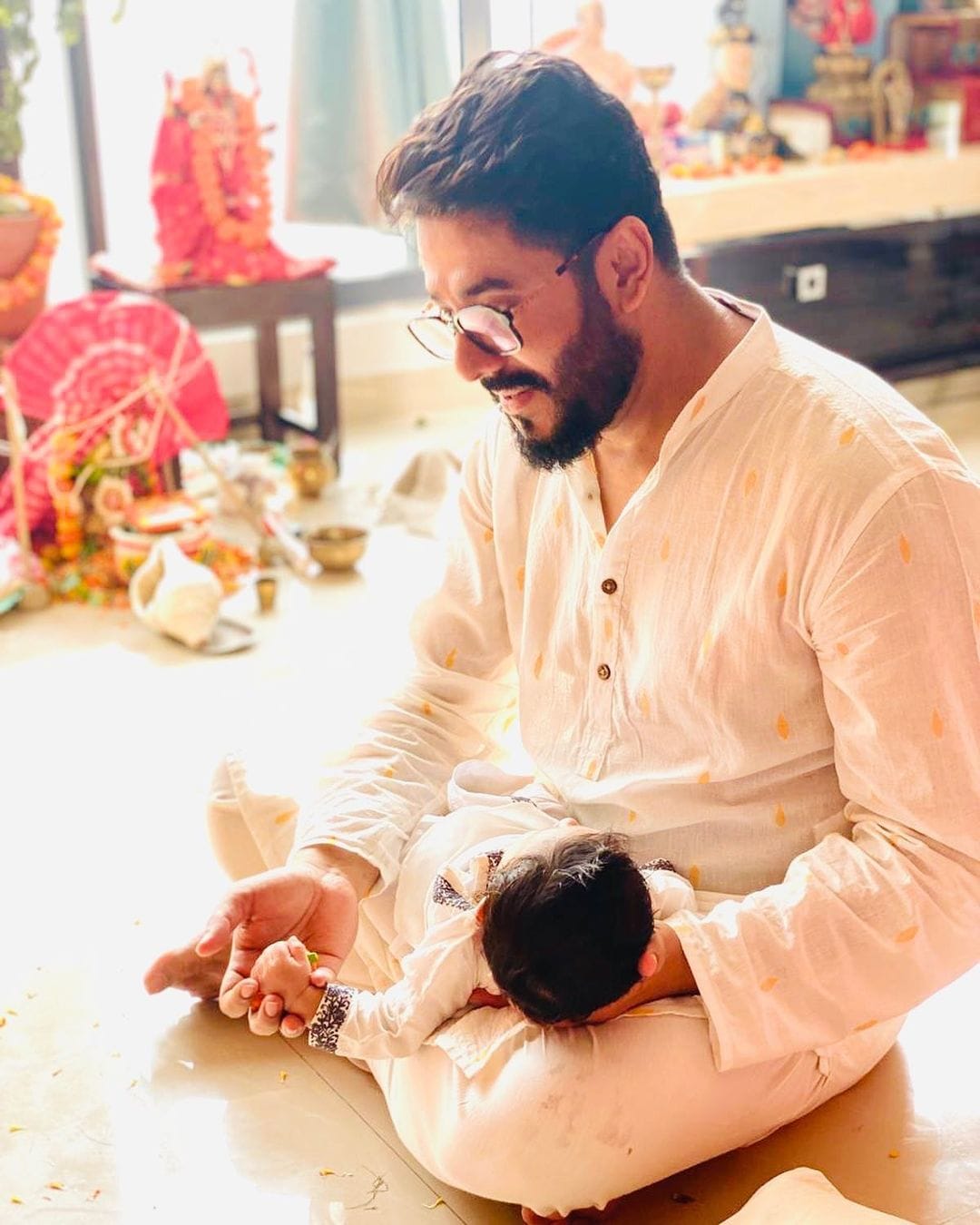• আর এ বার রাজ শেয়ার করলেন ইউভানের খুদে পায়ের ছবি । খেলতে খেলতে বাবার মুখের উপরেই সপাটে লাথি মেরেছে সে । শিশুরা তো এমনই, নিষ্পাপ, ফুলের মতো । তাদের যে কোনও কাজই যেন আদরে মাখা । ছবি: ইনস্টাগ্রাম । • আর এ বার রাজ শেয়ার করলেন ইউভানের খুদে পায়ের ছবি । খেলতে খেলতে বাবার মুখের উপরেই সপাটে লাথি মেরেছে সে । শিশুরা তো এমনই, নিষ্পাপ, ফুলের মতো । তাদের যে কোনও কাজই যেন আদরে মাখা । ছবি: ইনস্টাগ্রাম ।