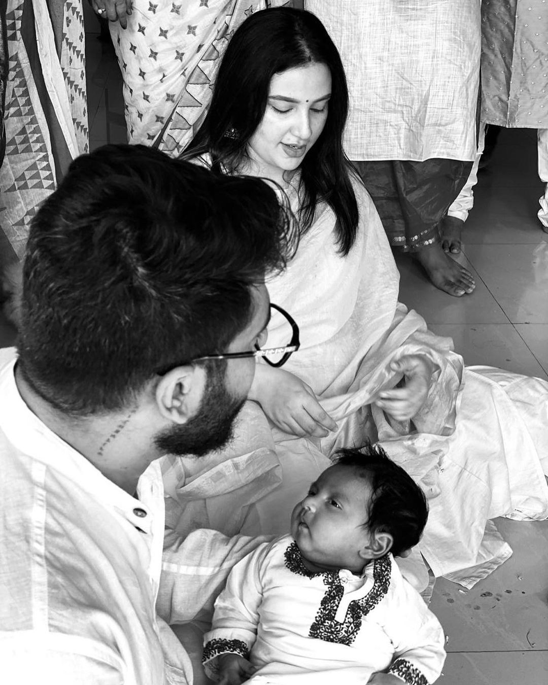 • একজন টলিউডের হিট নায়িকা, অন্যজন সুপারহিট পরিচালক । কিন্তু তা সত্ত্বেও সব লাইমলাইট যেন কেড়ে নিচ্ছে খুদে ইউভান । তাতে অবশ্য বেজায় আহ্লাদিত সদ্য বাবা-মা । ছবি: ইনস্টাগ্রাম । • একজন টলিউডের হিট নায়িকা, অন্যজন সুপারহিট পরিচালক । কিন্তু তা সত্ত্বেও সব লাইমলাইট যেন কেড়ে নিচ্ছে খুদে ইউভান । তাতে অবশ্য বেজায় আহ্লাদিত সদ্য বাবা-মা । ছবি: ইনস্টাগ্রাম ।