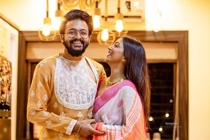 • তবে এখন শত্তুরের মুখে ছাই দিয়ে সৌরভের সঙ্গে জমিয়ে প্রেম আর সংসার দু’টোই করছেন । তবে বিয়ে নিয়ে আর কোনও তাড়াহুড়ো করতে চান না অনিন্দিতা। ছবি: ইনস্টাগ্রাম ।