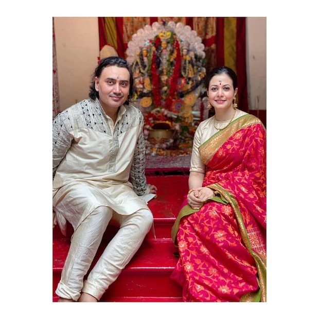 *মহাষ্টমীর সকালে কোয়েল জানান, ছেলের নাম 'কবীর'। স্বামী নিসপালের সঙ্গে ছেলের ছবি দিয়ে কোয়েল লেখেন, 'মহা অষ্টমীর এই আনন্দের মুহূর্তে আমরা আমাদের সন্তানের সকলের সঙ্গে শেয়ার করে রাখলাম। ওর নাম কবীর।' জানা গিয়েছে একশোরও বেশি নাম থেকে বেছে নিয়েছেন সন্তানের  নাম।  ছবি:ইনস্টাগ্রাম।