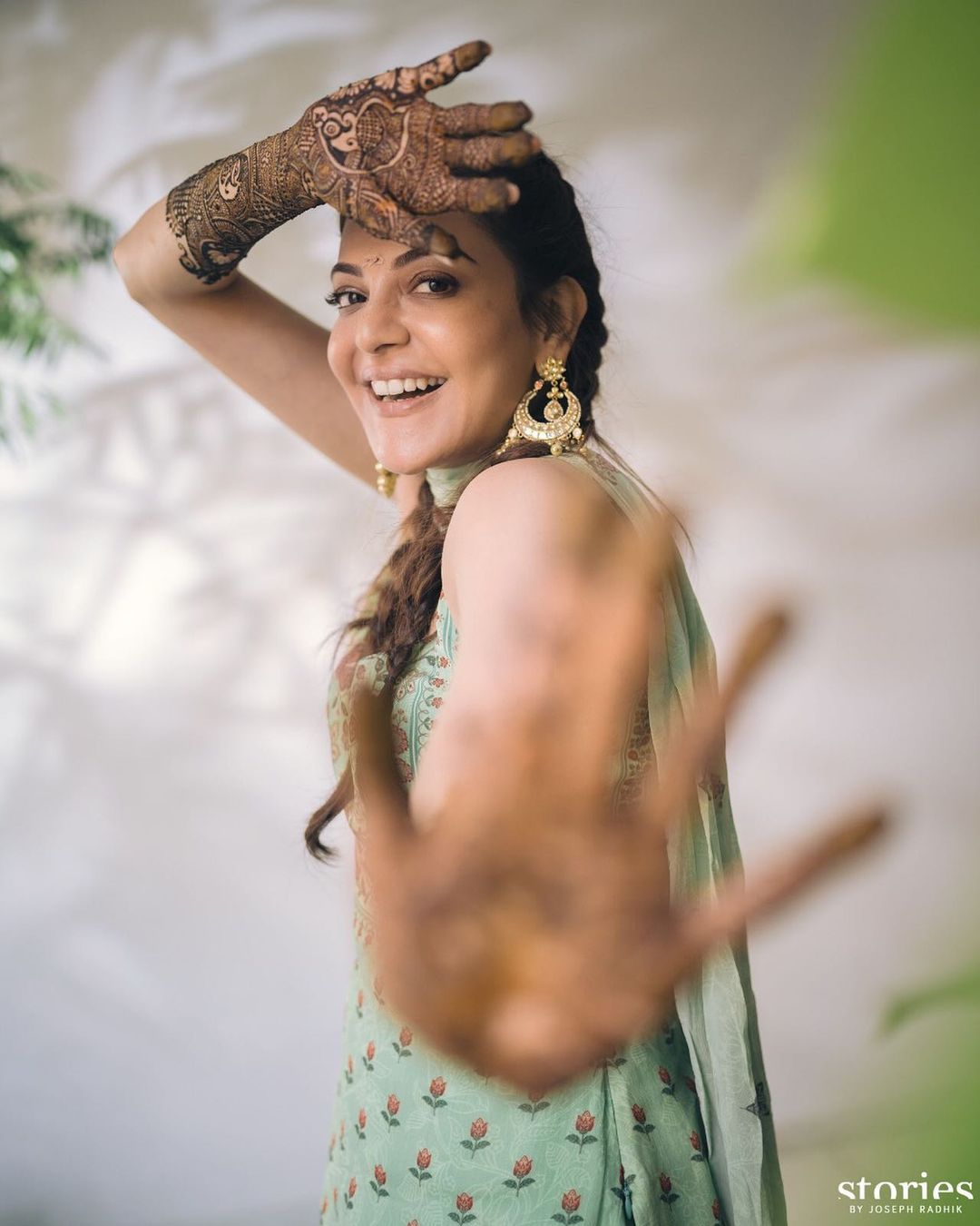 • শুক্রবার, ৩০ অক্টোবর মুম্বইয়ের তাজ মহল প্যালেসে বসেছিল তাঁর বিয়ের আসর। পাত্র, ব্যবসায়ী এবং ইন্টিরিয়র ডিজাইনার গৌতম কিচলু ৷ Pic: Instagram • শুক্রবার, ৩০ অক্টোবর মুম্বইয়ের তাজ মহল প্যালেসে বসেছিল তাঁর বিয়ের আসর। পাত্র, ব্যবসায়ী এবং ইন্টিরিয়র ডিজাইনার গৌতম কিচলু ৷ Pic: Instagram