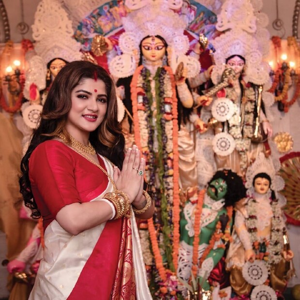 •তাঁর বর্তমান স্বামী রোশন ফিটনেস ফ্রিক৷ তাঁর সঙ্গে থেকেই ফিটনেস নিয়ে বিশেষভাবে সচেতন হয়েছেন শ্রাবন্তী৷ তাই নতুন সম্পর্কের সঙ্গে নতুন উদ্যোগও নিয়ে ফেললেন তিনি৷ নিজেই ঘোষণা করলেন সেই কথা৷ জীবনে নতুন অধ্যয়ের জন্য চাইলেন সকলের আশীর্বাদ ও শুভেচ্ছা৷