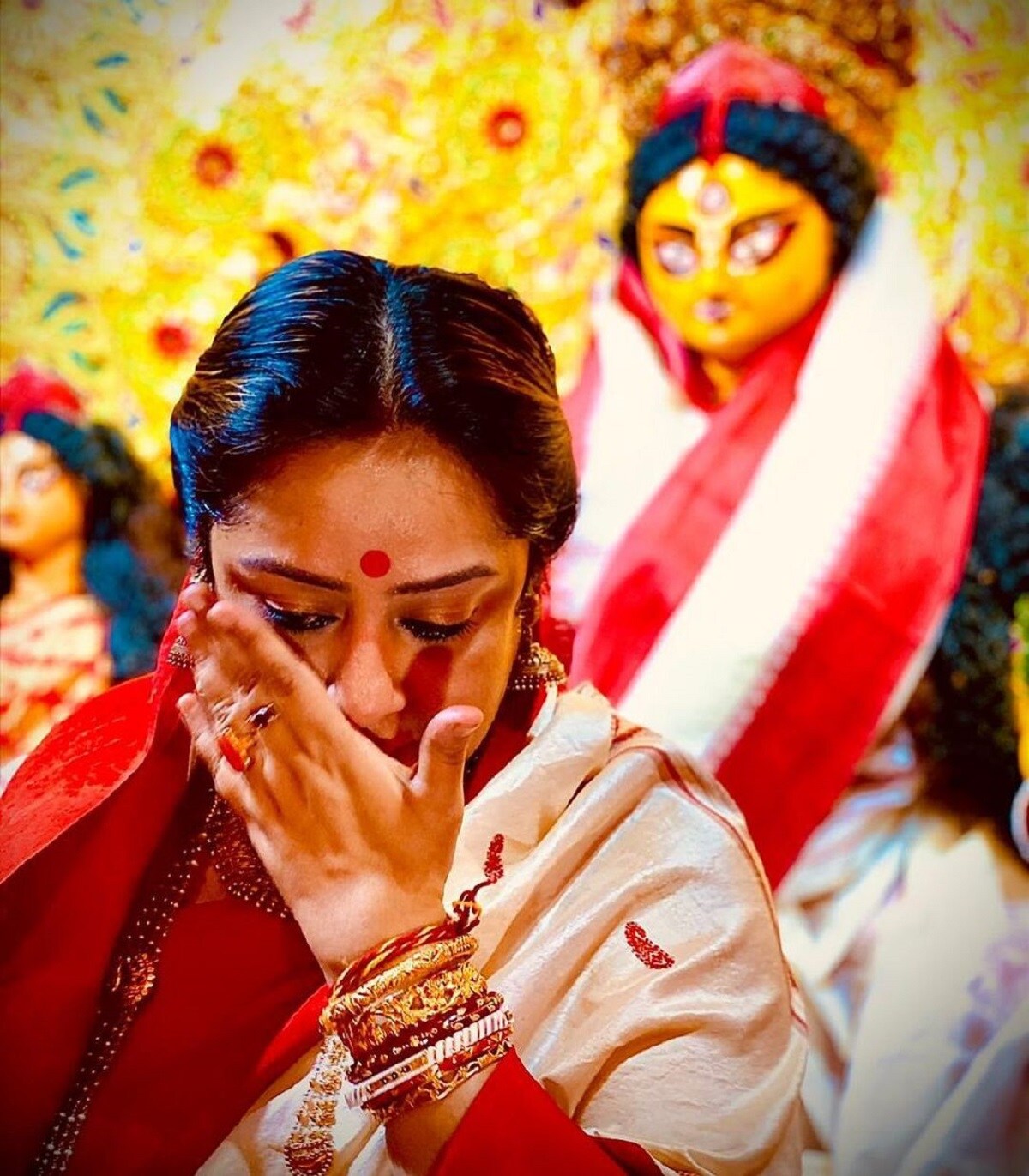 •কিছুদিন আগে বাড়ির পুজোয়ে তিনি ছিলেন ব্যস্ত৷ কলকাতার বালিগঞ্জ অঞ্চলে চট্টোপাধ্যায় বাড়ির পুজো বিখ্যাত৷ বাড়ির পুজোতে নিময় মেনে সব কাজ করেন সুদীপার সঙ্গে সমানভাবে সামলান অতিথি আপ্যায়নের দিকটাও৷ •কিছুদিন আগে বাড়ির পুজোয়ে তিনি ছিলেন ব্যস্ত৷ কলকাতার বালিগঞ্জ অঞ্চলে চট্টোপাধ্যায় বাড়ির পুজো বিখ্যাত৷ বাড়ির পুজোতে নিময় মেনে সব কাজ করেন সুদীপার সঙ্গে সমানভাবে সামলান অতিথি আপ্যায়নের দিকটাও৷