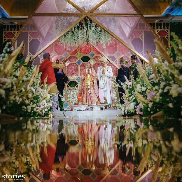 • নায়িকার বিয়ের ফোটোগ্রাফি করছে বিখ্যাত ফোটোগ্রাফার জোসেফ রাধিক । বিরুষ্কা থেকে দীপিকা, সকলের বিয়েতেই ফোটোগ্রাফি করতে দেখা গিয়েছে দিল্লির এই ফোটোগ্রাফারকে । Pic: Instagram