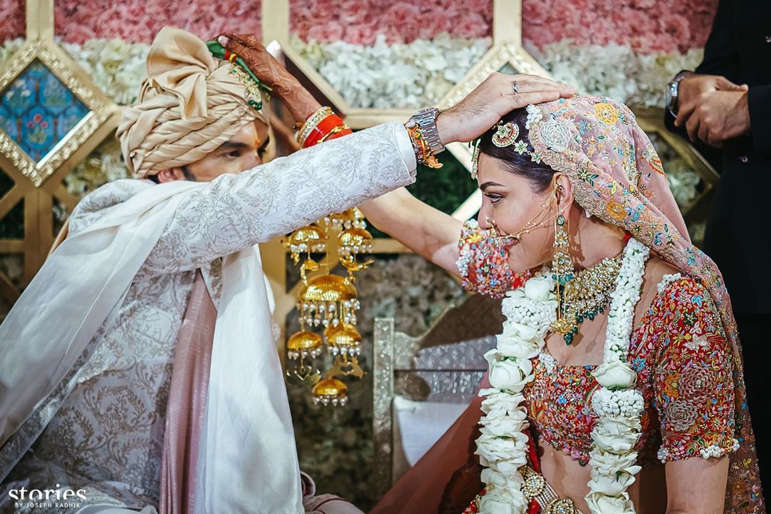 • বিখ্যাত ডিজাইনার অনামিকা খান্নার ডিজাইন করা অপূর্ব সুন্দর লালচে গোলাপী লেহেঙ্গায় সেজেছিলেন নায়িকা । Pic: Instagram • বিখ্যাত ডিজাইনার অনামিকা খান্নার ডিজাইন করা অপূর্ব সুন্দর লালচে গোলাপী লেহেঙ্গায় সেজেছিলেন নায়িকা । Pic: Instagram