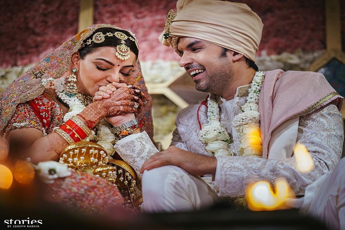 • রীতিমতো হইহই করে বিয়েটা সেরে ফেললেন অভিনেত্রী কাজল আগরওয়াল ও গৌতম কিচলু ৷ গোলাপি রঙের পোশাকে কাজল-গৌতম নজর কেড়েছিলেন সবার ৷ হলদি অনুষ্ঠান থেকে বিয়ে ৷ সবেতেই বউয়ের সাজে প্রশংসা পেয়েছেন কাজল ৷ Pic: Instagram • রীতিমতো হইহই করে বিয়েটা সেরে ফেললেন অভিনেত্রী কাজল আগরওয়াল ও গৌতম কিচলু ৷ গোলাপি রঙের পোশাকে কাজল-গৌতম নজর কেড়েছিলেন সবার ৷ হলদি অনুষ্ঠান থেকে বিয়ে ৷ সবেতেই বউয়ের সাজে প্রশংসা পেয়েছেন কাজল ৷ Pic: Instagram
