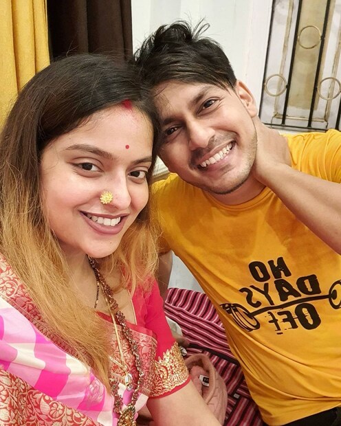 • এ বার সুখবর এল ওম-তোড়া’র সাজানো সংসারের অন্দরমহল থেকে । এ বার সম্পূর্ণ হতে চলেছে তাঁদের সংসার । কারণ মা হতে চলেছেন মধুবনী । আর এই সুখবরটি নিজেই সোশ্যাল মিডিয়ায় জানিয়েছেন অভিনেত্রী । ছবি: ইনস্টাগ্রাম ।