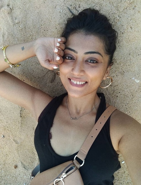 • সিরিয়াল, সিনেমা, ওয়েব সিরিজ সবেতেই জনপ্রিয় মুখ অনিন্দিতা । রবি ওঝার ‘বউ কথা কও’ দিয়ে শুরু হয়েছিল তাঁর পথ চলা । তারপর ঋতুপর্ণ ঘোষের ‘গানের ওপারে’তেও দারুণ পরিচিতি পান । ছবি: ইনস্টাগ্রাম ।
