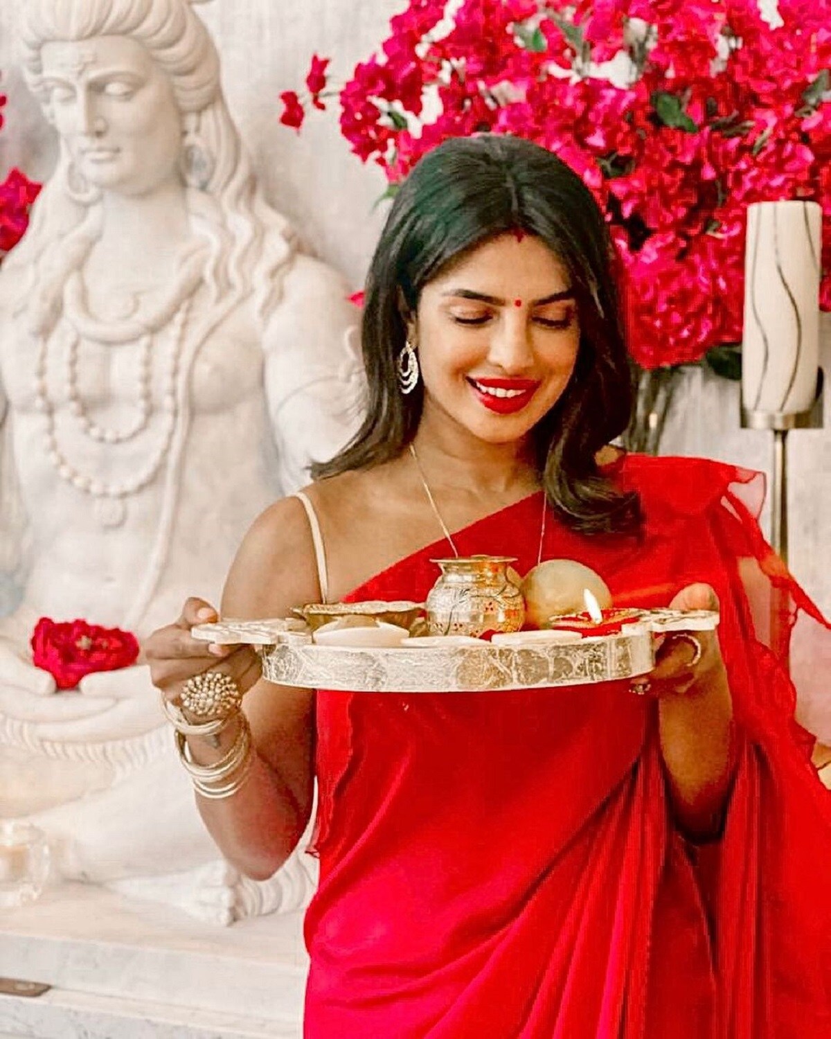 •বিয়ের পর দেশ ছেড়ে স্বামী নিক জোনাসের সঙ্গে আমেরিকায় থাকেন প্রিয়াঙ্কা৷ তবে ভোলেননি দেশের রীতি রেওয়াজ৷ এখনও নিয়ম করে পালন করেন করবা চৌথের ব্রত৷ •বিয়ের পর দেশ ছেড়ে স্বামী নিক জোনাসের সঙ্গে আমেরিকায় থাকেন প্রিয়াঙ্কা৷ তবে ভোলেননি দেশের রীতি রেওয়াজ৷ এখনও নিয়ম করে পালন করেন করবা চৌথের ব্রত৷