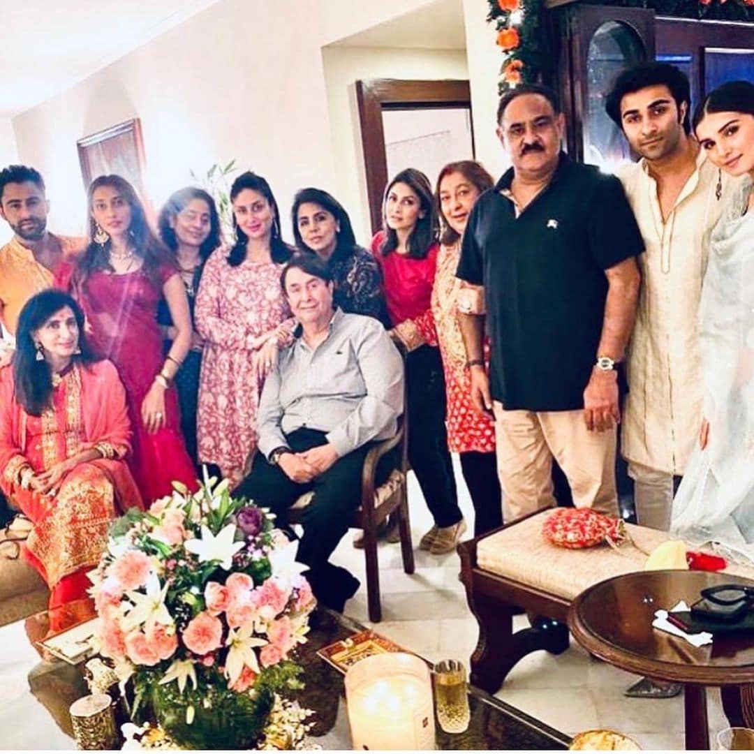 • পিঙ্ক ড্রেসে স্পষ্ট বেবি বাম্প আর প্রেগন্যান্সি গ্লো-তে ঝলমল করছিলেন তিনি । তবে এই অবস্থায় করবা চৌথের উপোস তিনি করেছেন কিনা তা জানা যায়নি । ছবি:ইনস্টাগ্রাম । • পিঙ্ক ড্রেসে স্পষ্ট বেবি বাম্প আর প্রেগন্যান্সি গ্লো-তে ঝলমল করছিলেন তিনি । তবে এই অবস্থায় করবা চৌথের উপোস তিনি করেছেন কিনা তা জানা যায়নি । ছবি:ইনস্টাগ্রাম ।