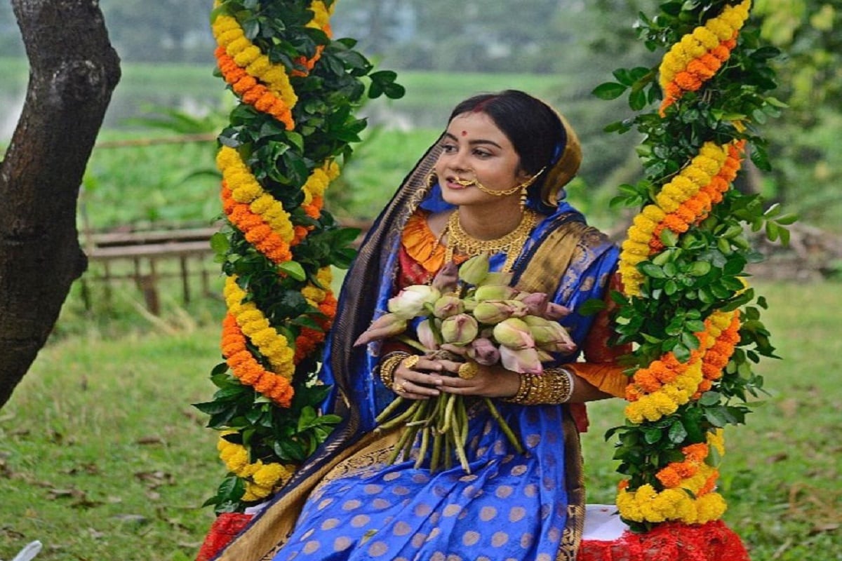 • রানি রাসমণী’তে সকলের প্রিয় একটি চরিত্র হল প্রসন্নময়ী দাসীর চরিত্রটি । রানিমার নাতবৌ সে । অবুঝ, সরল, মিষ্টি প্রসন্ন সকলেরই মন জয় করে নিয়েছে । ছবি-ইনস্টাগ্রাম । • রানি রাসমণী’তে সকলের প্রিয় একটি চরিত্র হল প্রসন্নময়ী দাসীর চরিত্রটি । রানিমার নাতবৌ সে । অবুঝ, সরল, মিষ্টি প্রসন্ন সকলেরই মন জয় করে নিয়েছে । ছবি-ইনস্টাগ্রাম ।