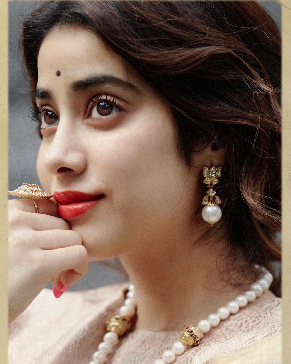 সম্প্রতি সোশ্যাল মিডিয়ায় কিছু ছবি শেয়ার করেছেন জাহ্নবী। যেখানে তাঁকে একেবারে শ্রীদেবীর মতোই দেখতে লাগছে বলে প্রশংসা করেছেন অনেকেই। photo source Instagram সম্প্রতি সোশ্যাল মিডিয়ায় কিছু ছবি শেয়ার করেছেন জাহ্নবী। যেখানে তাঁকে একেবারে শ্রীদেবীর মতোই দেখতে লাগছে বলে প্রশংসা করেছেন অনেকেই। photo source Instagram