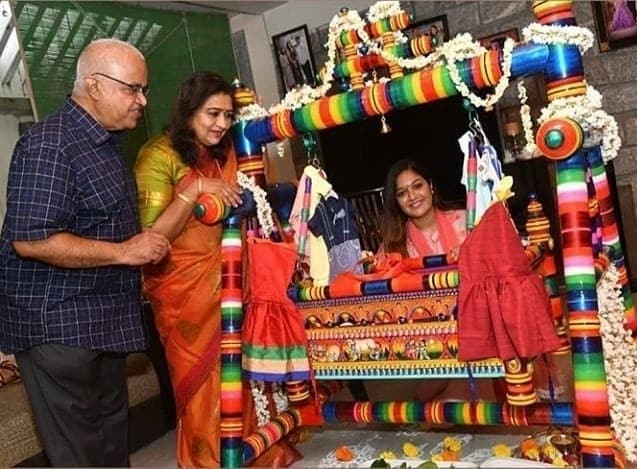 • এ বার খুদে সদস্য পা দিল সারজা পরিবারে । খুশিতে ডগমগ গোটা পরিবার । সাজানো দোলনায় দুলল জুনিয়র । নামকরণ অনুষ্ঠান ঘিরে আনন্দে ভাসলেন সকলেই । দোলনাটি উপহার দিয়েছেন চিরঞ্জীবীর ভাই ধ্রুব সারজা । সম্পূর্ণ রুপোয় তৈরি দোলনাটির দাম ১০ লাখ টাকা । ছবি: সংগৃহীত। • এ বার খুদে সদস্য পা দিল সারজা পরিবারে । খুশিতে ডগমগ গোটা পরিবার । সাজানো দোলনায় দুলল জুনিয়র । নামকরণ অনুষ্ঠান ঘিরে আনন্দে ভাসলেন সকলেই । দোলনাটি উপহার দিয়েছেন চিরঞ্জীবীর ভাই ধ্রুব সারজা । সম্পূর্ণ রুপোয় তৈরি দোলনাটির দাম ১০ লাখ টাকা । ছবি: সংগৃহীত।