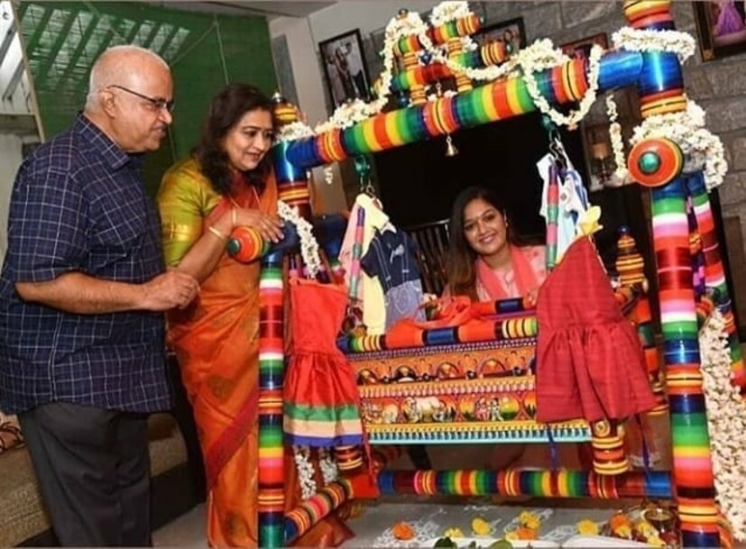• এ বার খুদে সদস্য পা দিল সারজা পরিবারে । খুশিতে ডগমগ গোটা পরিবার । সাজানো দোলনায় দুলল জুনিয়র । নামকরণ অনুষ্ঠান ঘিরে আনন্দে ভাসলেন সকলেই । দোলনাটি উপহার দিয়েছেন চিরঞ্জীবীর ভাই ধ্রুব সারজা । সম্পূর্ণ রুপোয় তৈরি দোলনাটির দাম ১০ লাখ টাকা । ছবি: সংগৃহীত।