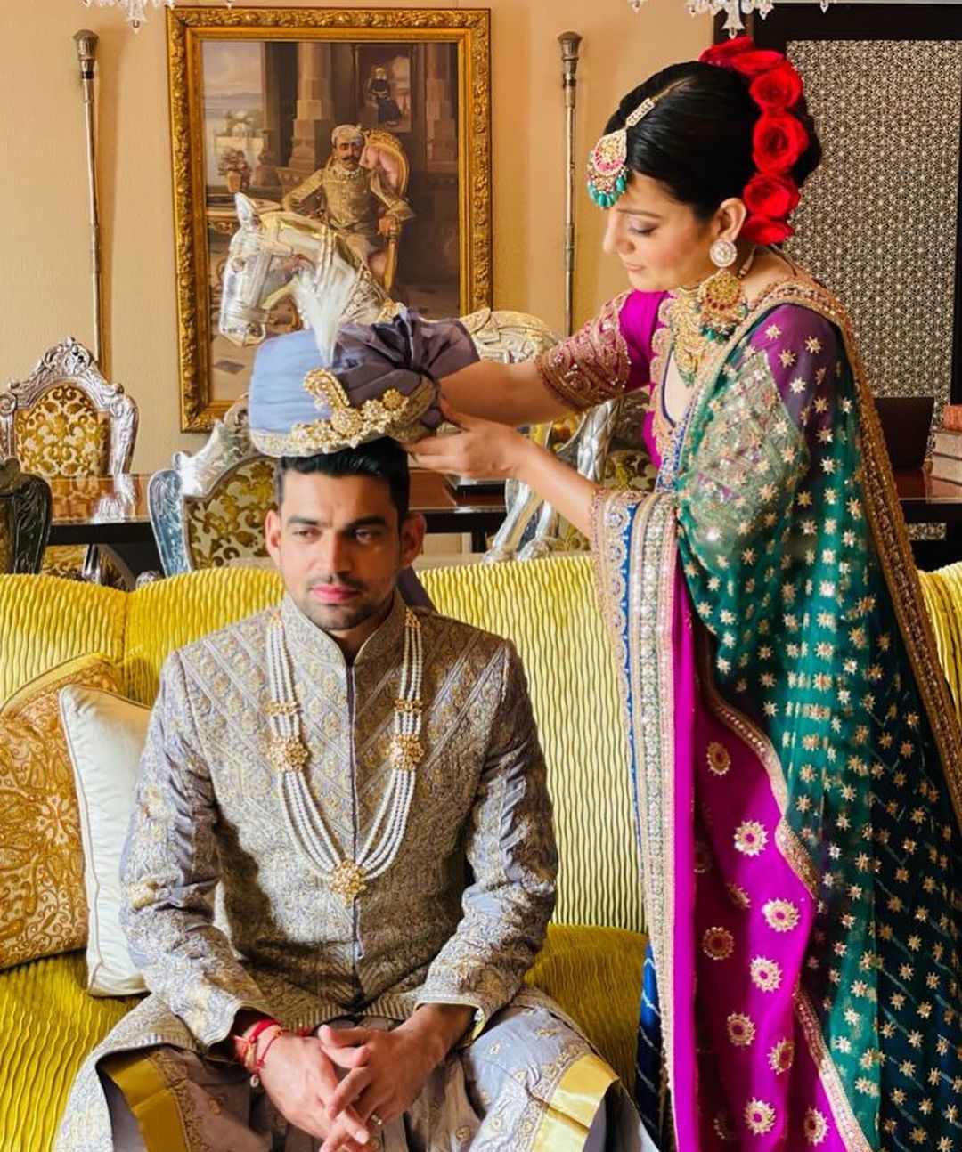 • এই মুহূর্তে কঙ্গনার পুরো পরিবার রয়েছেন জয়পুরে । সেখানেই বসেছে বিলাসবহুল এই বিয়ের আসর । কঙ্গনার ভাই অক্ষত রানাওয়াতের বিয়ের অনুষ্ঠানে, ট্র্যাডিশনাল ভারতীয় পোশাকে কঙ্গনাকে সত্যিই ‘ক্যুইন’ লাগছে । ছবি-ইনস্টাগ্রাম। • এই মুহূর্তে কঙ্গনার পুরো পরিবার রয়েছেন জয়পুরে । সেখানেই বসেছে বিলাসবহুল এই বিয়ের আসর । কঙ্গনার ভাই অক্ষত রানাওয়াতের বিয়ের অনুষ্ঠানে, ট্র্যাডিশনাল ভারতীয় পোশাকে কঙ্গনাকে সত্যিই ‘ক্যুইন’ লাগছে । ছবি-ইনস্টাগ্রাম।