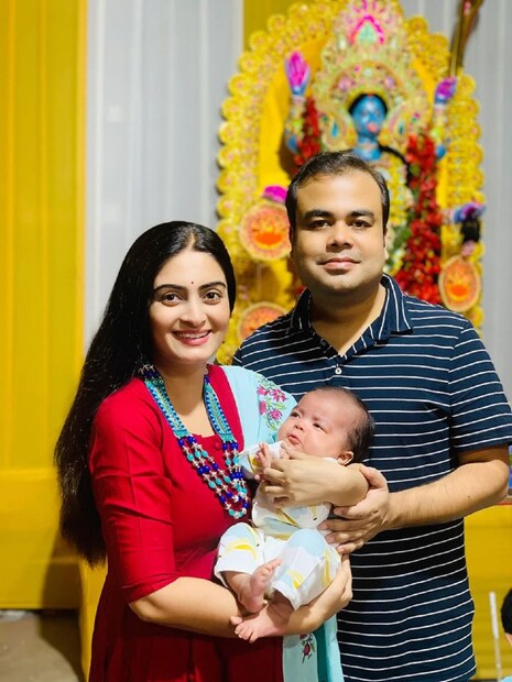 •মেয়ের নাম রেখেছেন আরুণ্যা, ডাক নাম ইভা৷ ছোট্ট সন্তানকে কোলে নিয়ে মা কালীর সামনে দাঁড়িয়ে অঙ্কিতা-সৌমিত্র৷ 