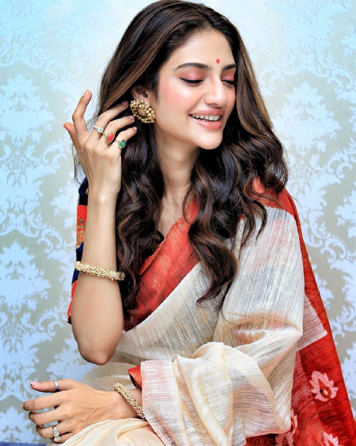 এবার তাঁকে দেখা গেল লাল পাড়ের সাদা শাড়িতে। মাথায় লাল টিপ, খোলা চুল ও হালকা গয়নায় মোহময়ী নুসরত।photo source Instagram এবার তাঁকে দেখা গেল লাল পাড়ের সাদা শাড়িতে। মাথায় লাল টিপ, খোলা চুল ও হালকা গয়নায় মোহময়ী নুসরত।photo source Instagram