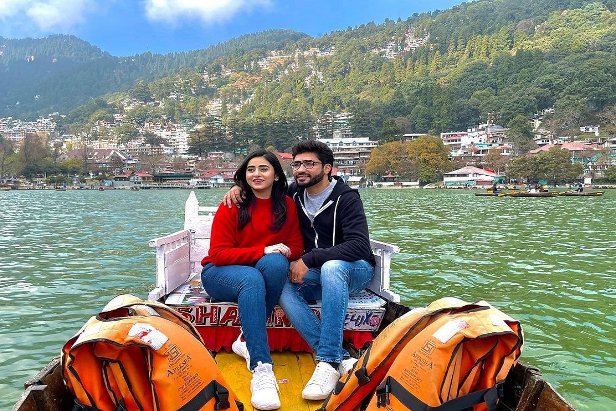 •বন্দিদশা যেন আর কাটছেই না৷ ঘরে বসে বসে আটকে থেকে দম বন্ধ হয়ে যাওয়ার জোগার৷ তাই তো একটু প্রাণ ভরে নিঃশ্বাস নিতে দুই তারকা দম্পতি বেরিয়ে পড়লেন৷ গন্তব্য নৈনিতাল৷ •বন্দিদশা যেন আর কাটছেই না৷ ঘরে বসে বসে আটকে থেকে দম বন্ধ হয়ে যাওয়ার জোগার৷ তাই তো একটু প্রাণ ভরে নিঃশ্বাস নিতে দুই তারকা দম্পতি বেরিয়ে পড়লেন৷ গন্তব্য নৈনিতাল৷
