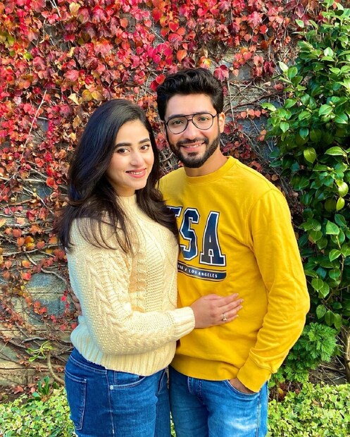 •নৈনিতালের ঠান্ডা মনোরম পরিবেশে একে অপরকে জড়িয়ে ধরে ফ্রেমবন্দি হলেন গৌরব-ঋদ্ধিমা৷ ঋদ্ধিমা লিখলেন, হাল্কা বাতাস, সুন্দর পাতার মাঝে তুমি ও আমি৷ এটাই তো প্রেমের পূর্ণতা!