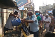 খুব সস্তায় আলু পাওয়া যাচ্ছে মালদহে ! কাজ ফেলে আলু কেনার লাইনে অসংখ্য মানুষের ভিড় খুব সস্তায় আলু পাওয়া যাচ্ছে মালদহে ! কাজ ফেলে আলু কেনার লাইনে অসংখ্য মানুষের ভিড়