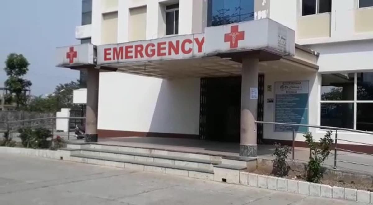 এখনও অনেকেই লালা রসের নমুনা পরীক্ষা করাচ্ছে না। র্যাপিড এন্টিজেন টেস্টও সব জায়গায় হয়নি। শারোদৎসবে ঘোরা আর সঙ্গে বিসর্জন ঘাটের থিক থিক ভিড়ের ফল বেরোতে শুরু করেছে। একেই কোভিড হাসপাতালগুলোয় বেডের অপ্রতুলতা। দুটি সেফ হাউসও বন্ধ। ফলে বাড়িতেই চলছে চিকিৎসা। এখনও অনেকেই লালা রসের নমুনা পরীক্ষা করাচ্ছে না। র্যাপিড এন্টিজেন টেস্টও সব জায়গায় হয়নি। শারোদৎসবে ঘোরা আর সঙ্গে বিসর্জন ঘাটের থিক থিক ভিড়ের ফল বেরোতে শুরু করেছে। একেই কোভিড হাসপাতালগুলোয় বেডের অপ্রতুলতা। দুটি সেফ হাউসও বন্ধ। ফলে বাড়িতেই চলছে চিকিৎসা।