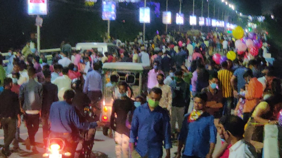 সেখানেও নিয়ম ভাঙার খেলা অব্যাহত। আর তাই সংক্রমণ ছড়াচ্ছে দ্রুত গতিতে। হবেই বা না কেন ? বাজার, মার্কেট, শপিং মল থেকে বিনোদন পার্ক, পাড়ার খেলার মাঠ সর্বত্রই সেই চেনা নিয়ম ভাঙার ছবি। সেখানেও নিয়ম ভাঙার খেলা অব্যাহত। আর তাই সংক্রমণ ছড়াচ্ছে দ্রুত গতিতে। হবেই বা না কেন ? বাজার, মার্কেট, শপিং মল থেকে বিনোদন পার্ক, পাড়ার খেলার মাঠ সর্বত্রই সেই চেনা নিয়ম ভাঙার ছবি।