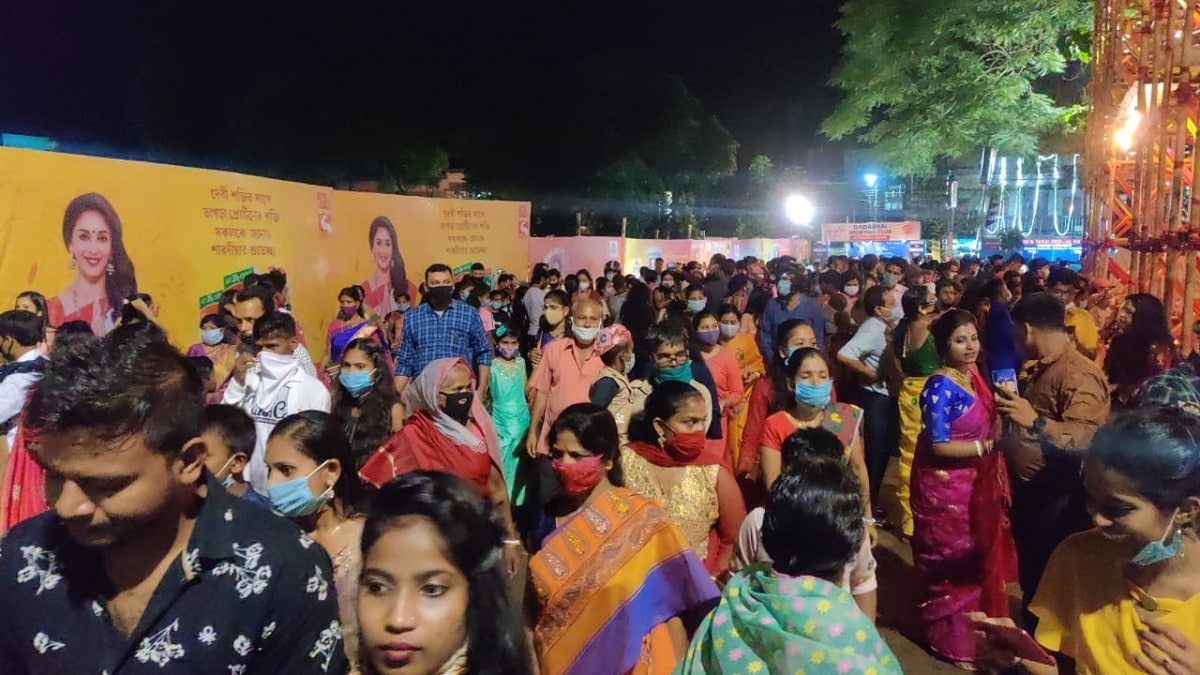 গত ২৪ ঘন্টায় পুরনো সব রেকর্ড ভেঙে নয়া রেকর্ড! একদিনে আক্রান্ত ১৯৬ জন! অর্থাৎ ২০০ ছুঁই ছুঁই! গ্রাফ চড়ছে। এর মধ্যে শিলিগুড়ি পুরসভার ৪৭টি ওয়ার্ডে নতুন করে আক্রান্ত ৮০ জন! যা যথেষ্টই ভাবাচ্ছে স্বাস্থ্য কর্তাদের। মহকুমার চার ব্লকে আক্রান্তের সংখ্যা ৭১ জন! মাটিগাড়ায় ৩৪ জন, নকশালবাড়িতে ২২ জন, ফাঁসি দেওয়ায় ৭ জন এবং খড়িবাড়িতে আক্রান্ত ৮ জন। পাহাড়েও ছড়াচ্ছে সংক্রমণ। গত ২৪ ঘন্টায় সংখ্যাটা ৪৫! কার্শিয়ং পুরসভা এবং গ্রামীন এলাকা মিলিয়ে ৩০ জন, মিরিকে ১২ জন, বিজনবাড়িতে ২ জন এবং দার্জিলিং পুর এলাকায় আক্রান্ত ১ জন। গ্রাফ উর্ধমুখী হওয়ায় বাড়ছে চিন্তার ভাঁজ। গত ২৪ ঘন্টায় পুরনো সব রেকর্ড ভেঙে নয়া রেকর্ড! একদিনে আক্রান্ত ১৯৬ জন! অর্থাৎ ২০০ ছুঁই ছুঁই! গ্রাফ চড়ছে। এর মধ্যে শিলিগুড়ি পুরসভার ৪৭টি ওয়ার্ডে নতুন করে আক্রান্ত ৮০ জন! যা যথেষ্টই ভাবাচ্ছে স্বাস্থ্য কর্তাদের। মহকুমার চার ব্লকে আক্রান্তের সংখ্যা ৭১ জন! মাটিগাড়ায় ৩৪ জন, নকশালবাড়িতে ২২ জন, ফাঁসি দেওয়ায় ৭ জন এবং খড়িবাড়িতে আক্রান্ত ৮ জন। পাহাড়েও ছড়াচ্ছে সংক্রমণ। গত ২৪ ঘন্টায় সংখ্যাটা ৪৫! কার্শিয়ং পুরসভা এবং গ্রামীন এলাকা মিলিয়ে ৩০ জন, মিরিকে ১২ জন, বিজনবাড়িতে ২ জন এবং দার্জিলিং পুর এলাকায় আক্রান্ত ১ জন। গ্রাফ উর্ধমুখী হওয়ায় বাড়ছে চিন্তার ভাঁজ।