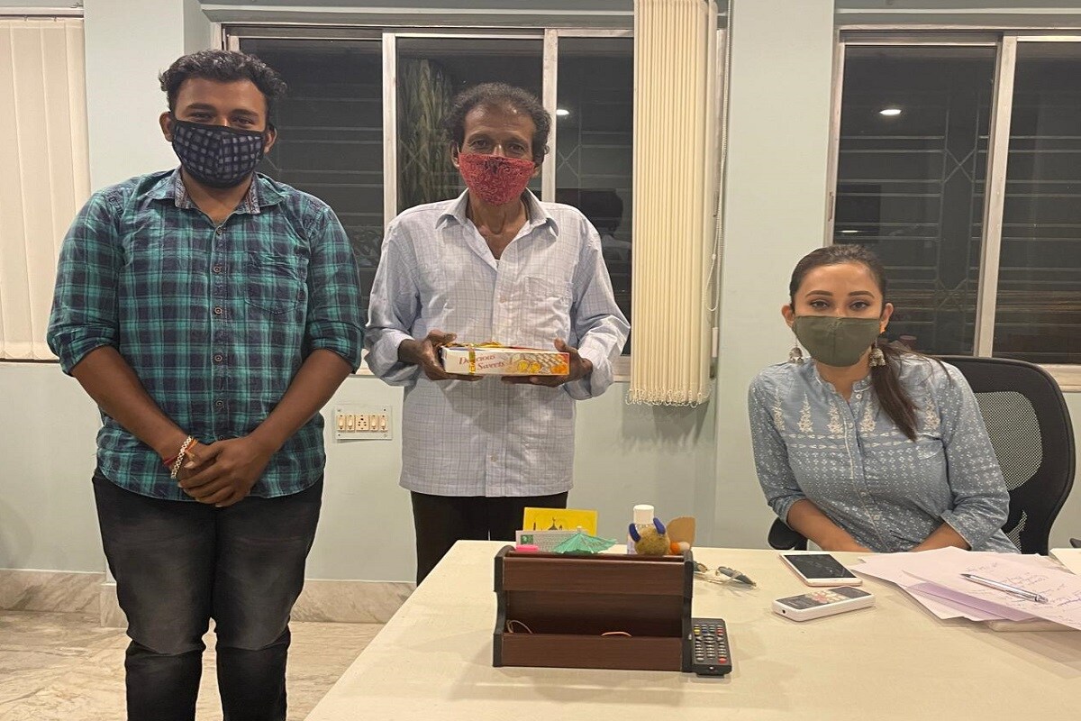 • সম্প্রতি মুক্তি পেয়েছে ড্রাকুলা স্যার। হিন্দিতেও মুক্তি পাচ্ছে এই ছবি। নায়িকা মিমির ব্যস্ততা তুঙ্গে। তবে নিজের রাজনৈতিক দায়িত্বর কথা ভোলেননি সাংসদ- অভিনেতা। • সম্প্রতি মুক্তি পেয়েছে ড্রাকুলা স্যার। হিন্দিতেও মুক্তি পাচ্ছে এই ছবি। নায়িকা মিমির ব্যস্ততা তুঙ্গে। তবে নিজের রাজনৈতিক দায়িত্বর কথা ভোলেননি সাংসদ- অভিনেতা।