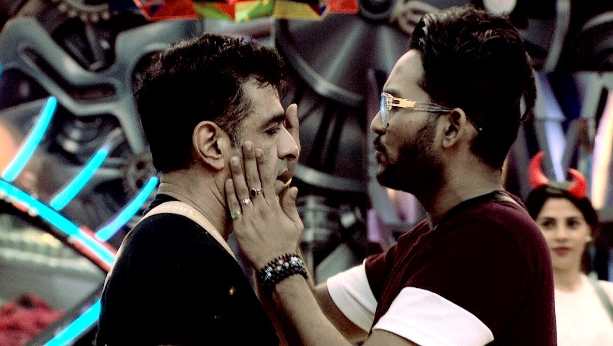 অ্যাজাজ সুযোগের সদ ব্যবহার করছেন। ডেভিল হয়ে পবিত্রর ওপর বদলা নিতে চলেছে অ্যাজাজ। নিক্কির সামনে জানকেও অপমান করেন অ্যাজাজ। জানকে তাঁর কাপড় তুলতে ও দাড়ি কামাতে বলেন অ্যাজাজ। অ্যাজাজ সুযোগের সদ ব্যবহার করছেন। ডেভিল হয়ে পবিত্রর ওপর বদলা নিতে চলেছে অ্যাজাজ। নিক্কির সামনে জানকেও অপমান করেন অ্যাজাজ। জানকে তাঁর কাপড় তুলতে ও দাড়ি কামাতে বলেন অ্যাজাজ।