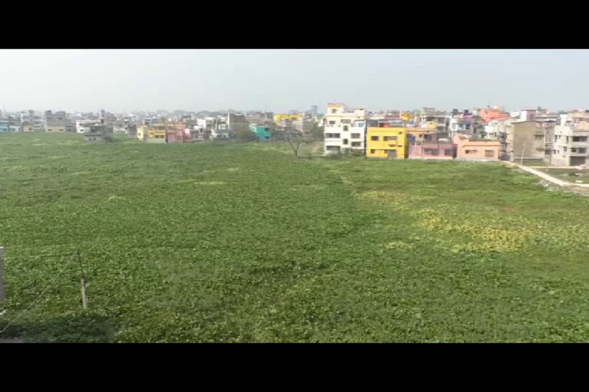 গত কয়েক বছরের গ্রামাঞ্চলের অনেকেই শহর ও শহরতলিতে জমি কিনেছেন। বিল বা জলাজমি সংলগ্ন এলাকায় মিউটেশন বন্ধের ঘোষনায় বিপাকে পড়বেন এমন জমি বাড়ির মালিকরা। ইংরেজবাজার পুরসভার পুর প্রশাসক নীহাররঞ্জন ঘোষ জানিয়েছেন, বিলের জমি যাঁরা কিনেছেন বা কিনছেন তাঁদের জমি মিউটেশন করা হবে না বলে এলাকায় মাইকে প্রচার চালাবে পুরসভা। গত কয়েক বছরের গ্রামাঞ্চলের অনেকেই শহর ও শহরতলিতে জমি কিনেছেন। বিল বা জলাজমি সংলগ্ন এলাকায় মিউটেশন বন্ধের ঘোষনায় বিপাকে পড়বেন এমন জমি বাড়ির মালিকরা। ইংরেজবাজার পুরসভার পুর প্রশাসক নীহাররঞ্জন ঘোষ জানিয়েছেন, বিলের জমি যাঁরা কিনেছেন বা কিনছেন তাঁদের জমি মিউটেশন করা হবে না বলে এলাকায় মাইকে প্রচার চালাবে পুরসভা।