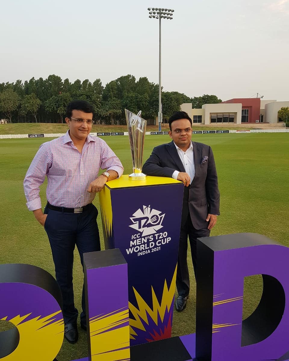 ২০২৩ সালে একদিনের বিশ্বকাপের আসর বসবে ভারতের মাটিতে। সব মিলিয়ে আগামী তিন বছর দুটি টি-টোয়েন্টি বিশ্বকাপ ও একটি একদিনের বিশ্বকাপ আয়োজন হবে। ট্রফি উন্মোচন অনুষ্ঠানে সৌরভ বলেন, সব সময়ই বিশ্বকাপ আয়োজনে দায়িত্ব পাওয়াটা খুব সম্মানের। ভারত অতীতে একাধিক বড় টুর্নামেন্টের আয়োজন করেছে। সব দেশের ক্রিকেটাররাই মুখিয়ে থাকবে ভারতের মতো ক্রিকেটপাগল দেশে খেলতে আসার জন্য। আমি নিজেও আইসিসি-র বিভিন্ন টুর্নামেন্টে খেলেছি, তাই জানি সারা বিশ্বের ক্রিকেটপ্রেমী মানুষ কী ভাবে মুখিয়ে থাকে এই টুর্নামেন্ট দেখার জন্য। এর থেকে দারুণ কিছু হতে পারে না। ২০২৩ সালে একদিনের বিশ্বকাপের আসর বসবে ভারতের মাটিতে। সব মিলিয়ে আগামী তিন বছর দুটি টি-টোয়েন্টি বিশ্বকাপ ও একটি একদিনের বিশ্বকাপ আয়োজন হবে। ট্রফি উন্মোচন অনুষ্ঠানে সৌরভ বলেন, সব সময়ই বিশ্বকাপ আয়োজনে দায়িত্ব পাওয়াটা খুব সম্মানের। ভারত অতীতে একাধিক বড় টুর্নামেন্টের আয়োজন করেছে। সব দেশের ক্রিকেটাররাই মুখিয়ে থাকবে ভারতের মতো ক্রিকেটপাগল দেশে খেলতে আসার জন্য। আমি নিজেও আইসিসি-র বিভিন্ন টুর্নামেন্টে খেলেছি, তাই জানি সারা বিশ্বের ক্রিকেটপ্রেমী মানুষ কী ভাবে মুখিয়ে থাকে এই টুর্নামেন্ট দেখার জন্য। এর থেকে দারুণ কিছু হতে পারে না।