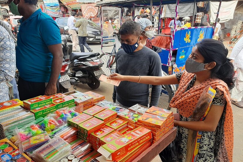 আদালতের নির্দেশ। প্রশাসনের কড়া নজরদারি। নিউ নর্মালে দীপাবলি এবার তাই আতশ বাজিহীন। অন‍্য বার এই সময়টা শহরে আতশ বাজির পসরা নিয়ে বসতেন যারা, এবার তারাই দোকান সাজিয়েছেন মাটির প্রদীপ, টুনি বাল্ব আর সার সার মোমবাতি দিয়ে। PARADIP GHOSH
