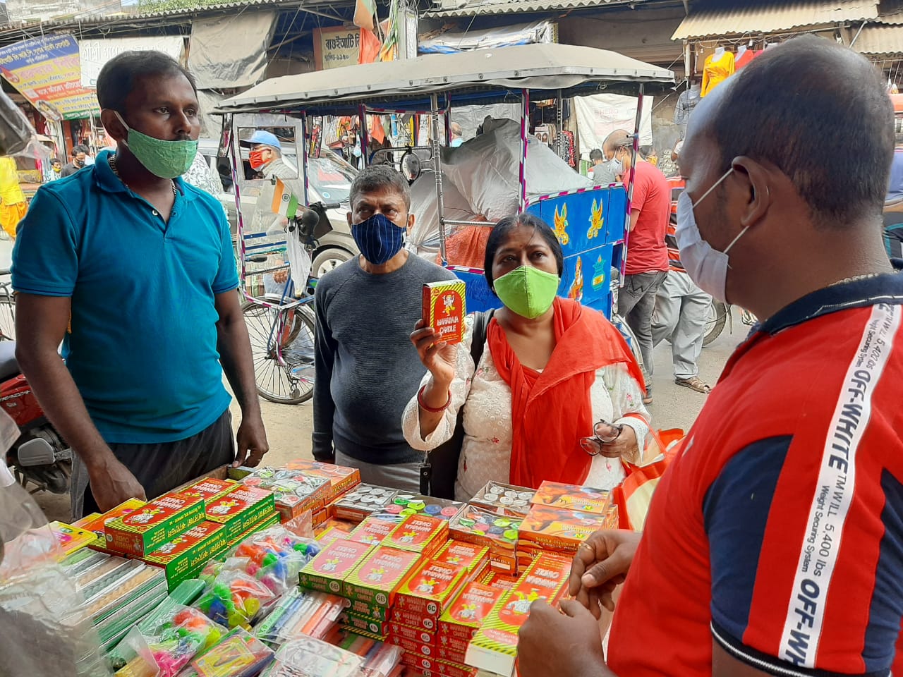 যাদবপুর এইট-বি বাস স্ট্যান্ড লাগোয়া রাস্তায় বছরের ৩৬৫ দিন স্টেশনারি দোকান চালান রামানন্দ দাস, লোকেশ্বর দত্তরা। অন্য বার এই সময়টায় নিজেদের দোকানের সামনে অস্থায়ী স্টল বানিয়ে আতশ বাজি বিক্রি করতেন ওরা। এবার সেই সবের বালাই নেই। প্রশ্ন করতে বলছিলেন, যাদবপুর এইট-বি বাস স্ট্যান্ড লাগোয়া রাস্তায় বছরের ৩৬৫ দিন স্টেশনারি দোকান চালান রামানন্দ দাস, লোকেশ্বর দত্তরা। অন্য বার এই সময়টায় নিজেদের দোকানের সামনে অস্থায়ী স্টল বানিয়ে আতশ বাজি বিক্রি করতেন ওরা। এবার সেই সবের বালাই নেই। প্রশ্ন করতে বলছিলেন,
