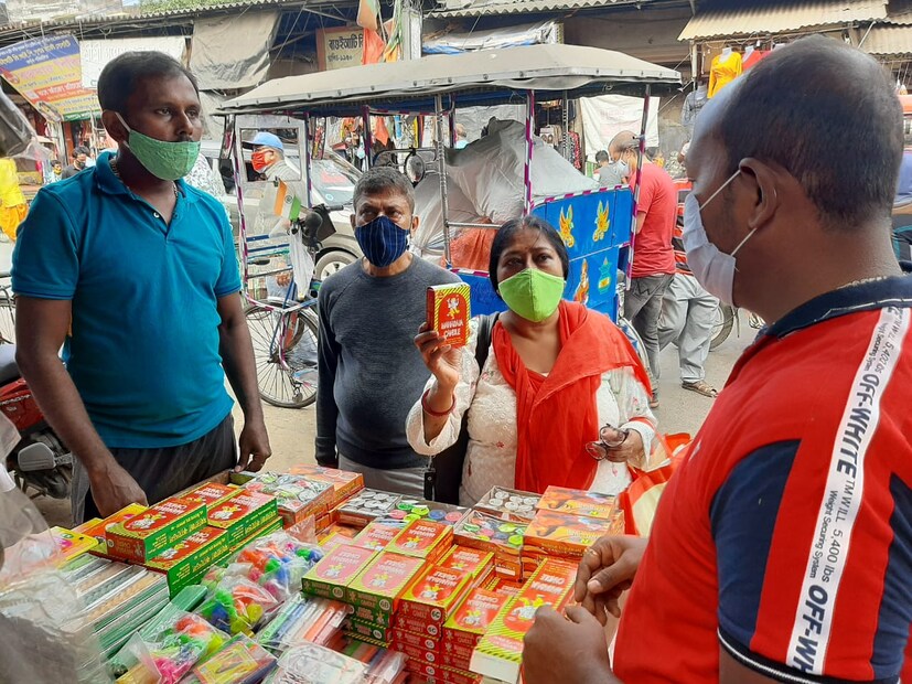  যাদবপুর এইট-বি বাস স্ট্যান্ড লাগোয়া রাস্তায় বছরের ৩৬৫ দিন স্টেশনারি দোকান চালান রামানন্দ দাস, লোকেশ্বর দত্তরা। অন‍্য বার এই সময়টায় নিজেদের দোকানের সামনে অস্থায়ী স্টল বানিয়ে আতশ বাজি বিক্রি করতেন ওরা। এবার সেই সবের বালাই নেই। প্রশ্ন করতে বলছিলেন,&quot;প্রাণের মূল্য সবার আগে। জীবন থাকলে সব থাকবে।’’ 