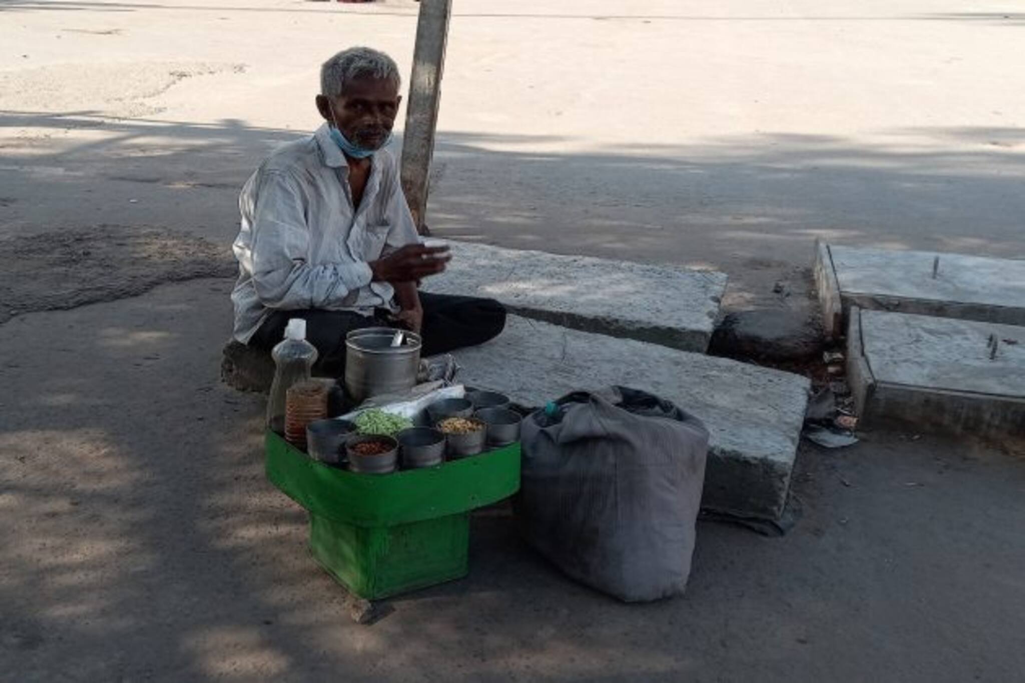মুখে মাস্ক, হাতে ঝালমুড়ির বাক্স নিয়ে সকালেই হাজির, লোকালে ওঠার অনুমতি নেই