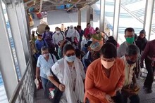 স্বাস্থ্যবিধি শিকেয়, সংক্রমণের আশংকায় বর্ধমান স্টেশন এড়িয়ে চলছেন অনেকেই