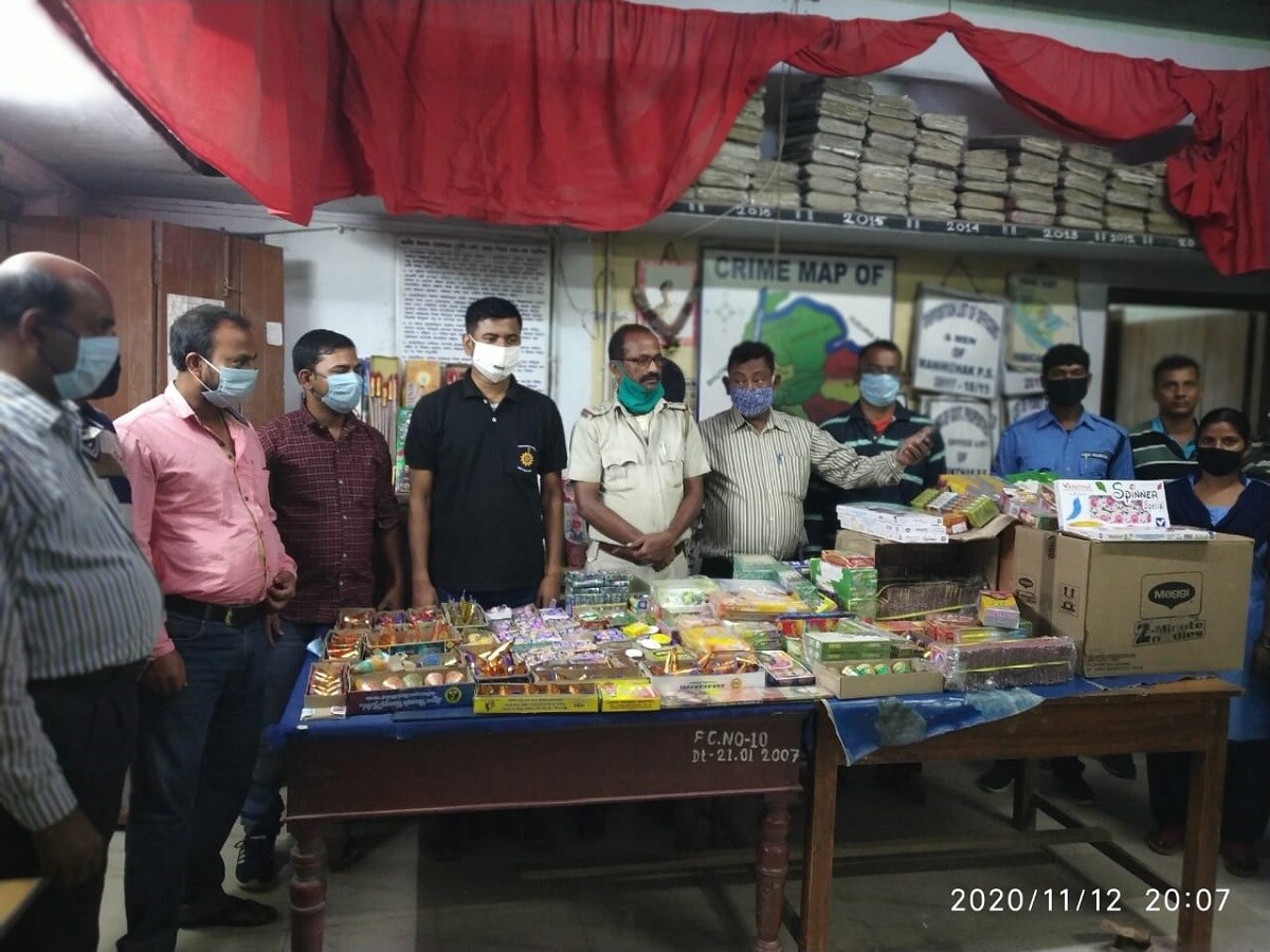 একাধিক থানায় বাজি বিক্রেতাদের বিরুদ্ধে মামলা রুজু পুলিশের। জেলায় যেকোনও ধরণের বাজি মজুত এবং বাজি ফাটানো রুখতে হেল্পলাইন চালু করলো জেলা পুলিশ। মালদহে বাজি সম্বন্ধীয় যে কোনও অভিযোগ জানাতে সরাসরি ফোন করা যাবে পুলিশের হেল্পলাইন নম্বর৭৪৭৮১৬০১০০। একাধিক থানায় বাজি বিক্রেতাদের বিরুদ্ধে মামলা রুজু পুলিশের। জেলায় যেকোনও ধরণের বাজি মজুত এবং বাজি ফাটানো রুখতে হেল্পলাইন চালু করলো জেলা পুলিশ। মালদহে বাজি সম্বন্ধীয় যে কোনও অভিযোগ জানাতে সরাসরি ফোন করা যাবে পুলিশের হেল্পলাইন নম্বর৭৪৭৮১৬০১০০।