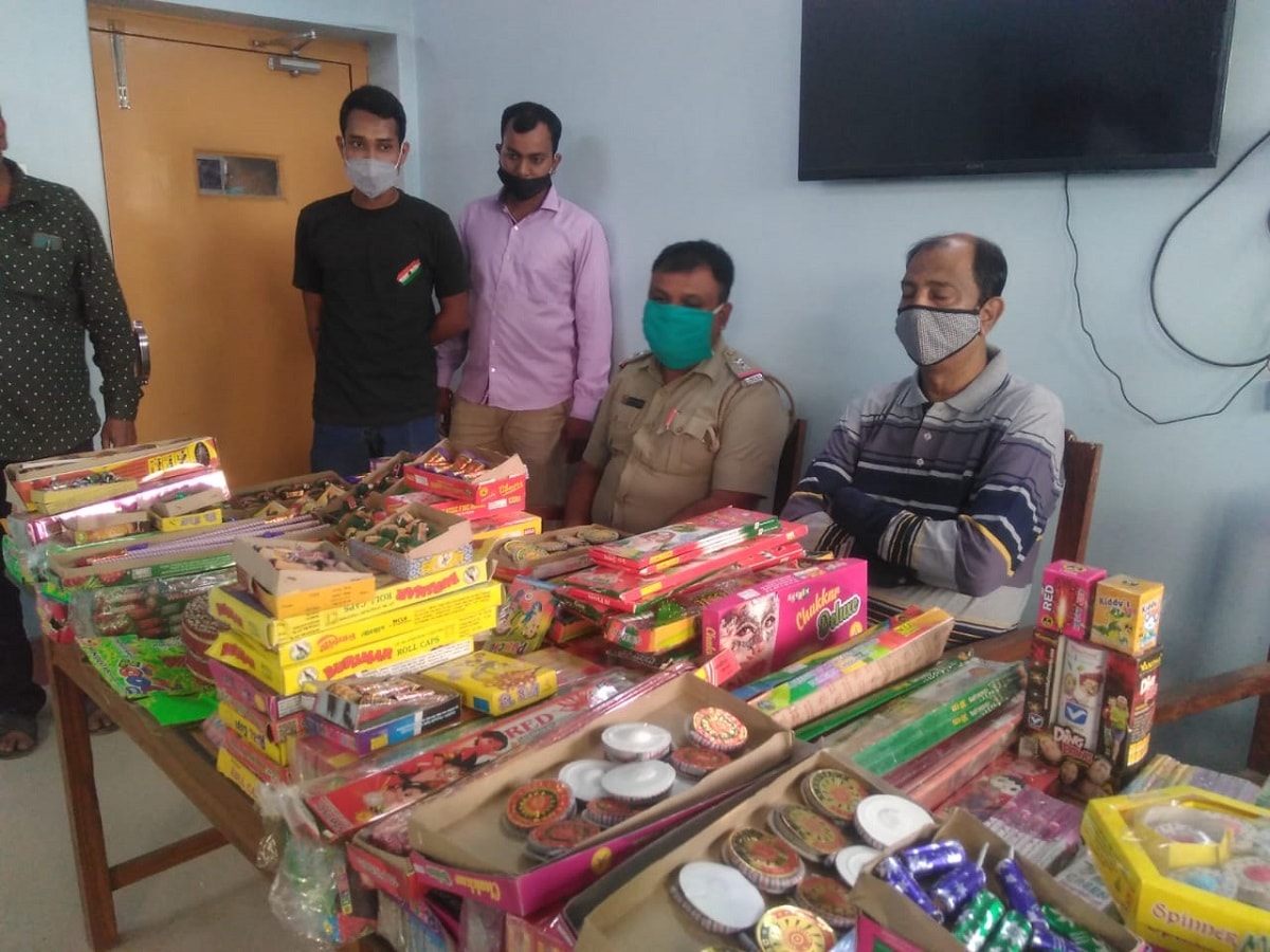 শনিবার কালীপুজোয় জেলাজুড়ে বাড়তি নজরদারি। ভিন জেলা থেকেও মালদহে আসছে বাড়তি পুলিশ।হাইকোর্টের নির্দেশের পর মালদহে কালীপুজোয় বাজি ব্যবহার যথা সম্ভব নিয়ন্ত্রণ করতে মরিয়া পুলিশ। জেলা পুলিশ সুপারের নির্দেশে কালী পূজার আগেই জেলার সমস্ত থানা একযোগে বাজি বিরোধী অভিযানে নামে। শনিবার কালীপুজোয় জেলাজুড়ে বাড়তি নজরদারি। ভিন জেলা থেকেও মালদহে আসছে বাড়তি পুলিশ।হাইকোর্টের নির্দেশের পর মালদহে কালীপুজোয় বাজি ব্যবহার যথা সম্ভব নিয়ন্ত্রণ করতে মরিয়া পুলিশ। জেলা পুলিশ সুপারের নির্দেশে কালী পূজার আগেই জেলার সমস্ত থানা একযোগে বাজি বিরোধী অভিযানে নামে।