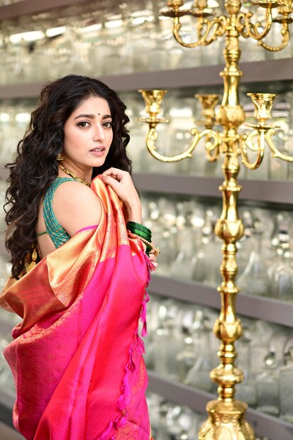 • পুরো লুকটার শো স্টপার ইশার গলার স্টেটমেন্ট নেকলেস। হাতে কন্ট্রাস্ট চুরি। নেকলেসের সঙ্গে ইশা পরেছেন ম্যাচিং ঝুমকা।