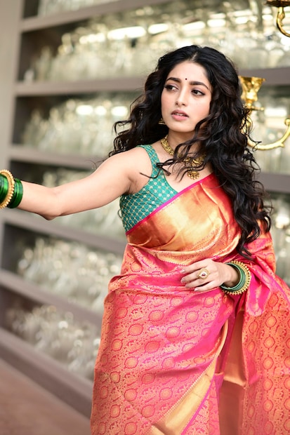 • এই লুকের সঙ্গে ইশা করেছেন সফ্ট কার্ল ও ন্যুড মেক আপ। তার সঙ্গে পরেছেন ছোট্ট টিপ।