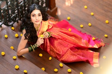 দিওয়ালি স্পেশ্যাল ফোটোশ্যুটে অপূর্ব, মোহময়ী রূপে ধরা দিলেন নায়িকা ইশা সাহা