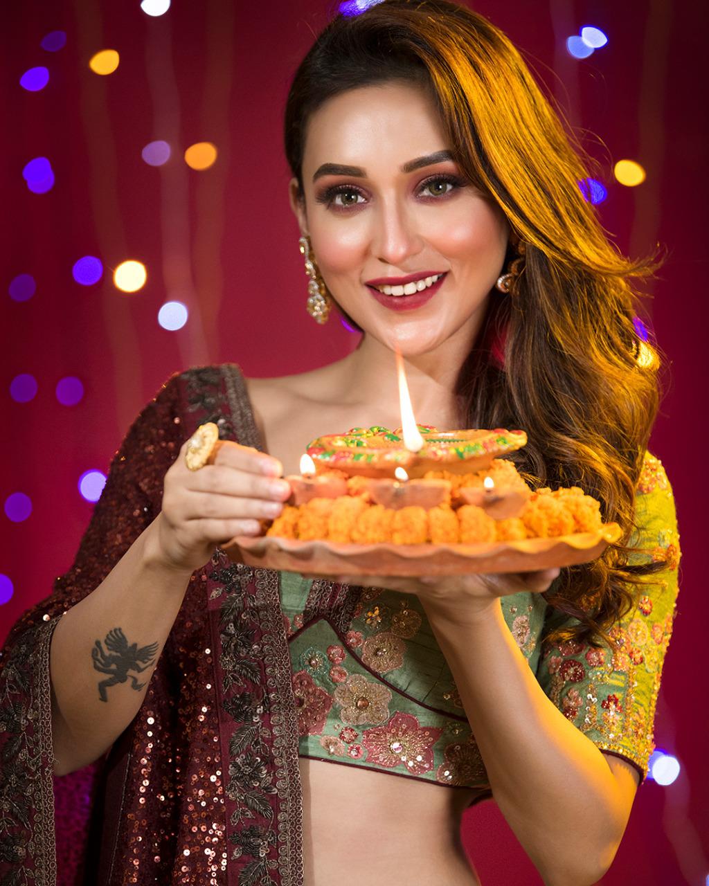 • মিমির বাড়িতে শারমেয় রয়েছে। পোষ্যদের এই সময় খুব কষ্ট হয়। তাই মিমি বাজি পোড়ানোর পক্ষপাতি কখনোই নন। • মিমির বাড়িতে শারমেয় রয়েছে। পোষ্যদের এই সময় খুব কষ্ট হয়। তাই মিমি বাজি পোড়ানোর পক্ষপাতি কখনোই নন।