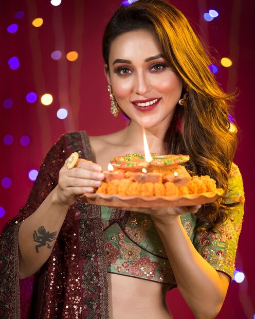 • মিমির বাড়িতে শারমেয় রয়েছে। পোষ্যদের এই সময় খুব কষ্ট হয়। তাই মিমি বাজি পোড়ানোর পক্ষপাতি কখনোই নন।
