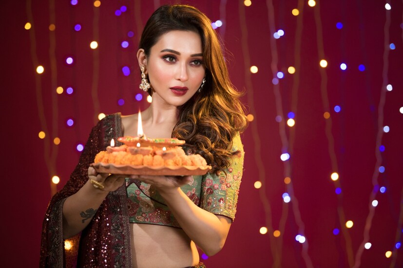 • সাজগোজের সঙ্গে সকলকে মাস্ক পরতেও বললেন মিমি। পরিবারের সঙ্গে বাড়িতেই দিওয়ালি কাটাচ্ছেন মিমি।