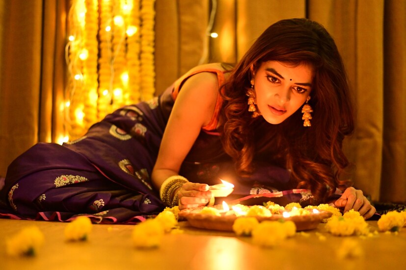 *গোটা বাড়ি আলো ও ফুল দিয়ে সাজিয়েছেন মধুমিতা।
