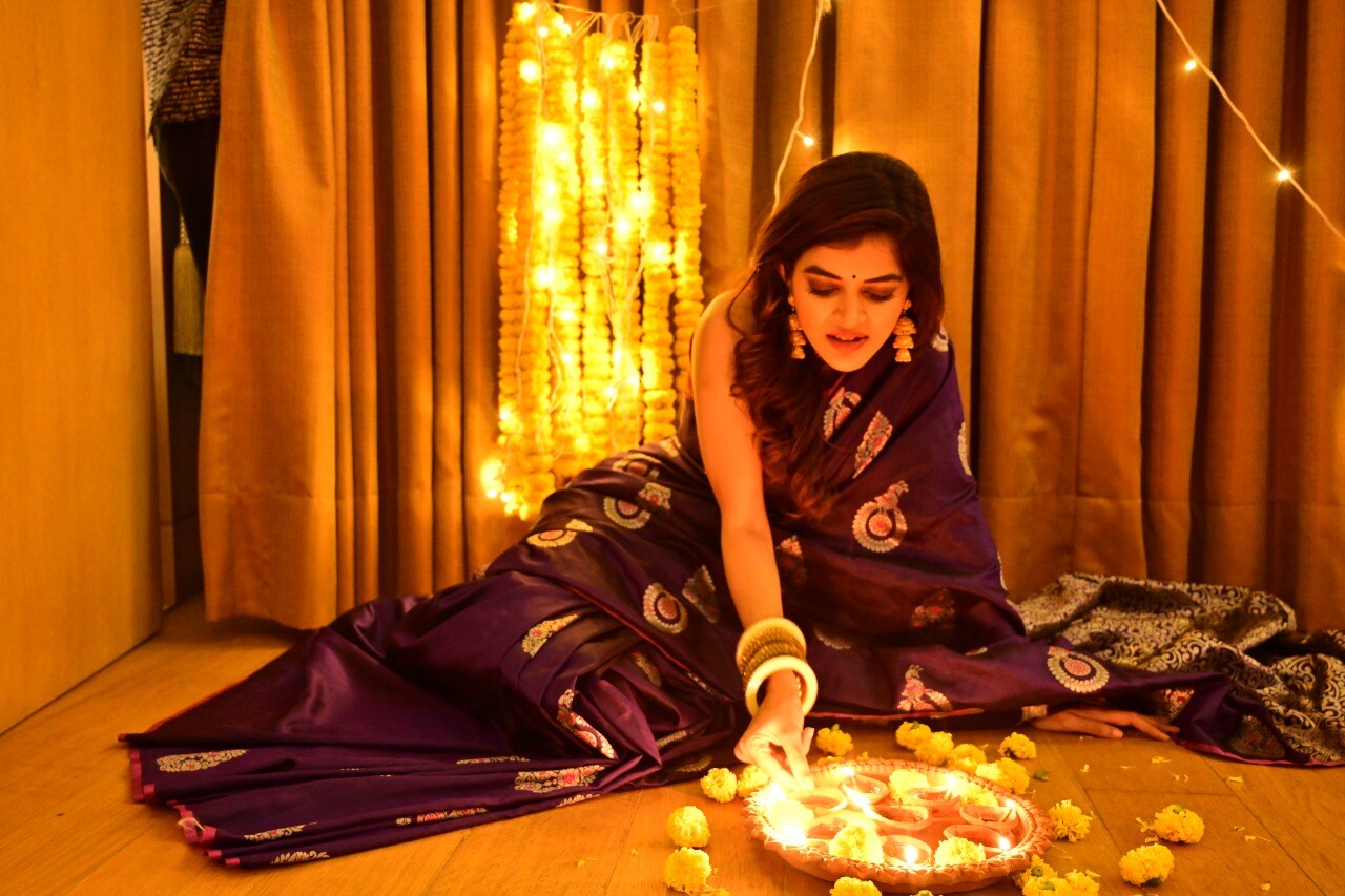 ছোটবেলা গ্রামের বাড়িতে খুব মজা করতেন কালি পুজোর সময়। বাজি পোড়াতেন মধুমিতা। ছবি: ইনস্টাগ্রাম। ছোটবেলা গ্রামের বাড়িতে খুব মজা করতেন কালি পুজোর সময়। বাজি পোড়াতেন মধুমিতা। ছবি: ইনস্টাগ্রাম।