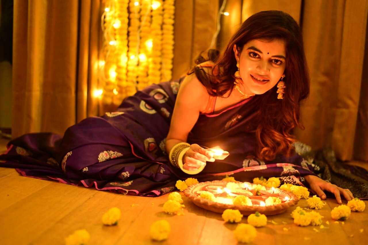 *তবে এই বছর করোনা আবহে, সকলকে বাজি পোড়াতে বারণ করলেন মধুমিতা। পুজো বা যে কোনও উৎসবে সাবেকি পোশাক পরতে ভালবাসেন মধুমিতা। ছবি: ইনস্টাগ্রাম। *তবে এই বছর করোনা আবহে, সকলকে বাজি পোড়াতে বারণ করলেন মধুমিতা। পুজো বা যে কোনও উৎসবে সাবেকি পোশাক পরতে ভালবাসেন মধুমিতা। ছবি: ইনস্টাগ্রাম।