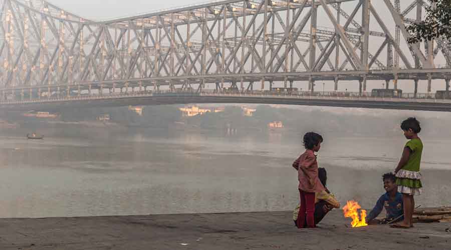 বৃহস্পতিবার কলকাতার সর্বনিম্ন তাপমাত্রা ছিল ১৭.৬ ডিগ্রি সেলসিয়াস ৷ স্বাভাবিকের চেয়ে তা ১ ডিগ্রি কম ৷ আজ, শুক্রবার তা সামান্য বেড়ে ১৯ ডিগ্রির কাছাকাছি পৌঁছতে পারে ৷ এমনটাই জানিয়েছে আবহাওয়া দফতর ৷ Representational Image বৃহস্পতিবার কলকাতার সর্বনিম্ন তাপমাত্রা ছিল ১৭.৬ ডিগ্রি সেলসিয়াস ৷ স্বাভাবিকের চেয়ে তা ১ ডিগ্রি কম ৷ আজ, শুক্রবার তা সামান্য বেড়ে ১৯ ডিগ্রির কাছাকাছি পৌঁছতে পারে ৷ এমনটাই জানিয়েছে আবহাওয়া দফতর ৷ Representational Image