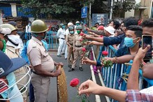 পুলিশের লাঠির বদলে গোলাপ ফুল, বামদের বিক্ষোভে আজ এই দৃশ্য দেখল হাওড়া পুলিশের লাঠির বদলে গোলাপ ফুল, বামদের বিক্ষোভে আজ এই দৃশ্য দেখল হাওড়া